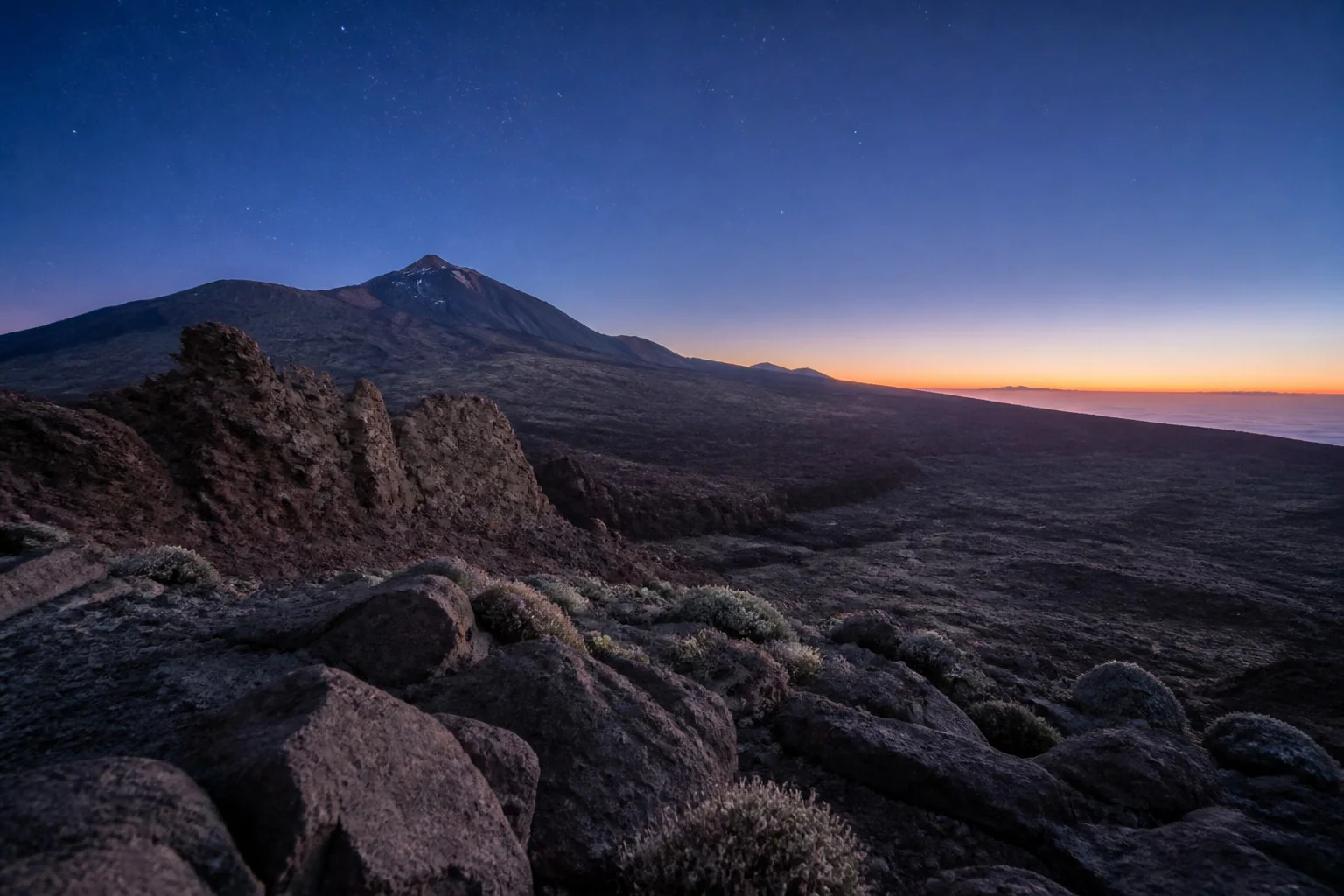 Paisaje volcánico del Teide bajo las estrellas